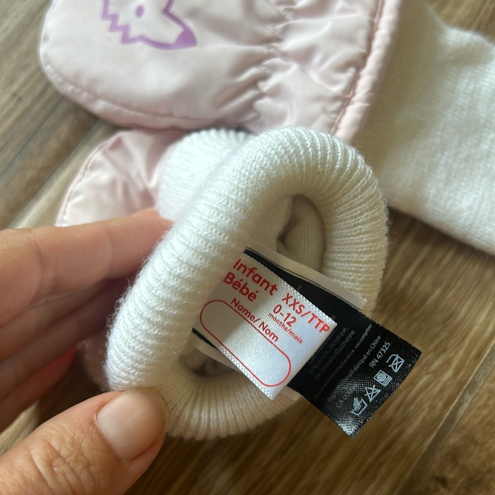 Kombi mittens 0-12 months.  Cozy and warm.